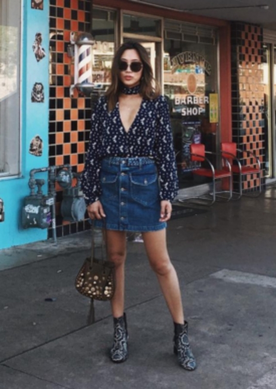Street style : H blogger Aimee Song προτείνει τον ιδανικό συνδυασμό για την ψηλόμεση τζιν φούστα με κουμπιά Street style : H blogger Aimee Song προτείνει τον ιδανικό συνδυασμό για την ψηλόμεση τζιν φούστα με κουμπιά