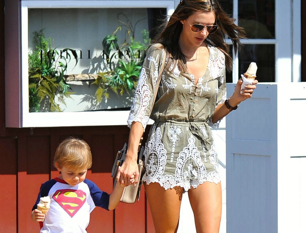 Alessandra Ambrosio: Μια sexy μαμά τρώει παγωτό με τον γιο της Alessandra Ambrosio: Μια sexy μαμά τρώει παγωτό με τον γιο της