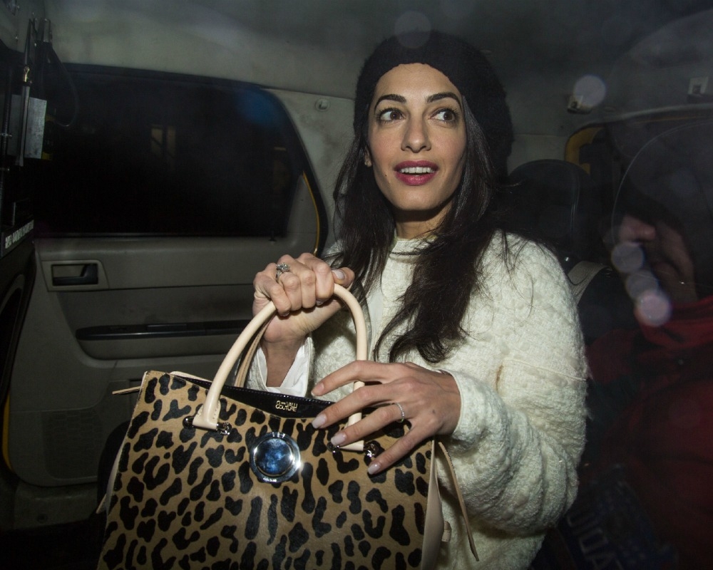 H Amal Alamuddin μόνη στην Νέα Υόρκη H Amal Alamuddin μόνη στην Νέα Υόρκη