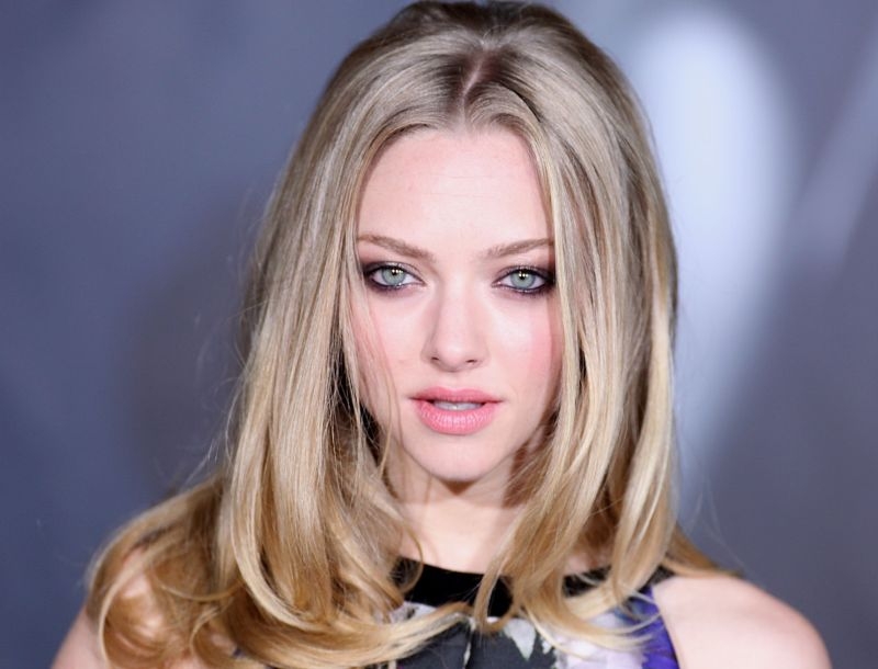 Amanda Seyfried: Ποζάρει μόνο με την πετσέτα της για τον Mario Testino Amanda Seyfried: Ποζάρει μόνο με την πετσέτα της για τον Mario Testino