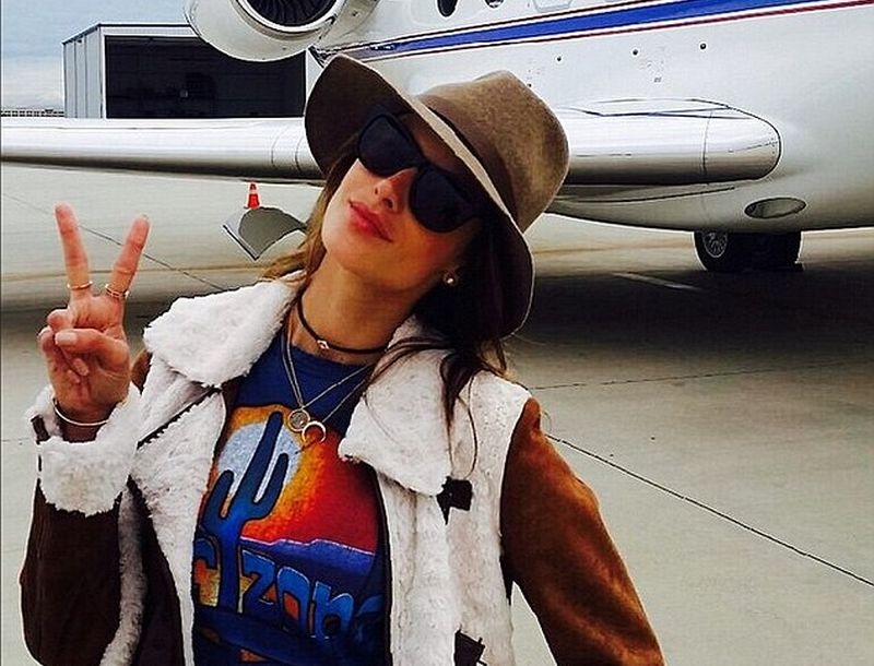 Σε mood… Super Bowl η Alessandra Ambrosio Σε mood… Super Bowl η Alessandra Ambrosio