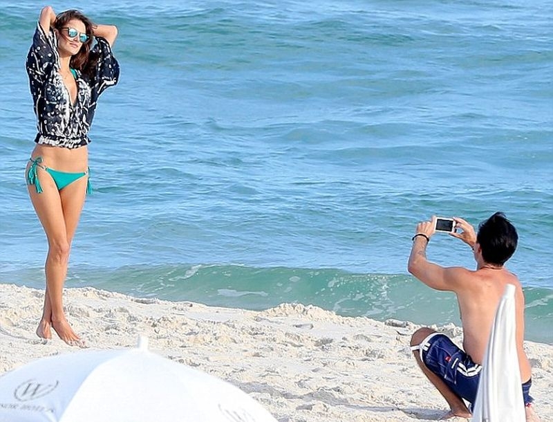 Alessandra Ambrosio: Ένας άγγελος της Victoria’s Secret με μαγιό στην παραλία Alessandra Ambrosio: Ένας άγγελος της Victoria’s Secret με μαγιό στην παραλία