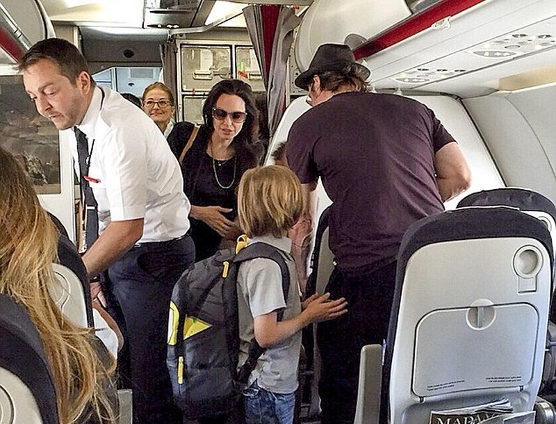 Brad Pitt – Angelina Jolie: Πετάνε σε economy θέσεις! Brad Pitt – Angelina Jolie: Πετάνε σε economy θέσεις!