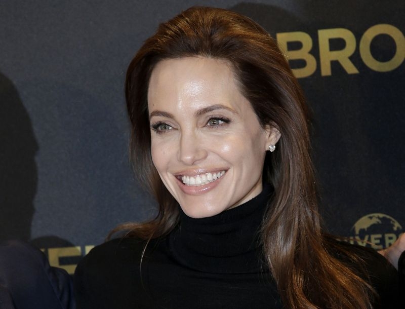 Angelina Jolie: Αφαίρεσε και τις ωοθήκες της Angelina Jolie: Αφαίρεσε και τις ωοθήκες της