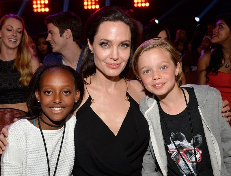 Angelina Jolie: Χαμογελαστή στην πρώτη της εμφάνιση μετά την αφαίρεση ωοθηκών Angelina Jolie: Χαμογελαστή στην πρώτη της εμφάνιση μετά την αφαίρεση ωοθηκών