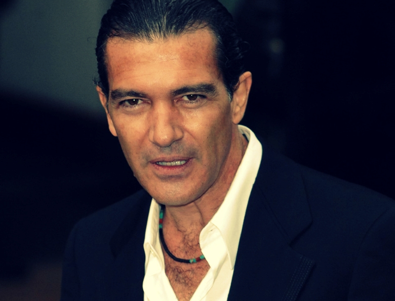 Ο Αntonio Banderas άφησε μούσι και ερωτεύτηκε! Δες τον με τη νέα του σύντροφο Ο Αntonio Banderas άφησε μούσι και ερωτεύτηκε! Δες τον με τη νέα του σύντροφο