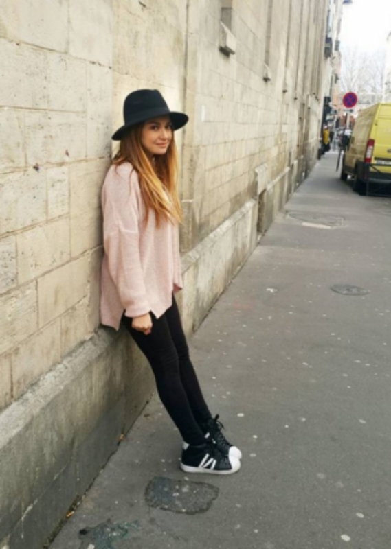 Street style : H Αποστολία Ζώη σου δείχνει το ιδανικό casual look για την πρωινή σου βόλτα Street style : H Αποστολία Ζώη σου δείχνει το ιδανικό casual look για την πρωινή σου βόλτα