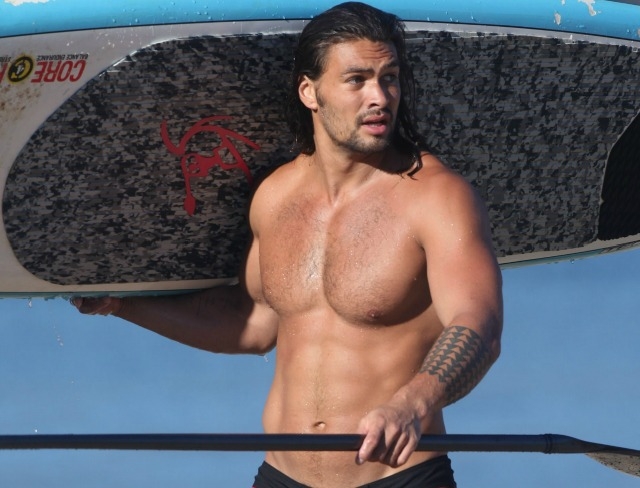 Jason Momoa: Ο Khal Drogo του Game of Thrones έχει τα πιο αδιανόητα μπράτσα Jason Momoa: Ο Khal Drogo του Game of Thrones έχει τα πιο αδιανόητα μπράτσα