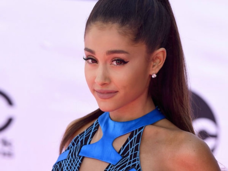 H Ariana Grande κάνει τα μαλλιά της αφέλειες. Και αυτη! H Ariana Grande κάνει τα μαλλιά της αφέλειες. Και αυτη!