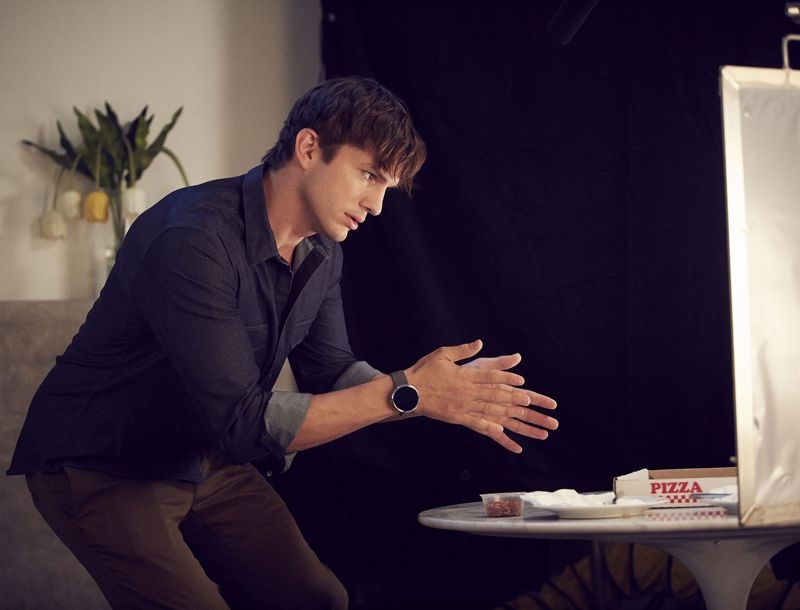 Και οι superstar έχουν αδυναμίες: Πώς αντιστέκεται ο Ashton Kutcher σε μια pizza! Και οι superstar έχουν αδυναμίες: Πώς αντιστέκεται ο Ashton Kutcher σε μια pizza!