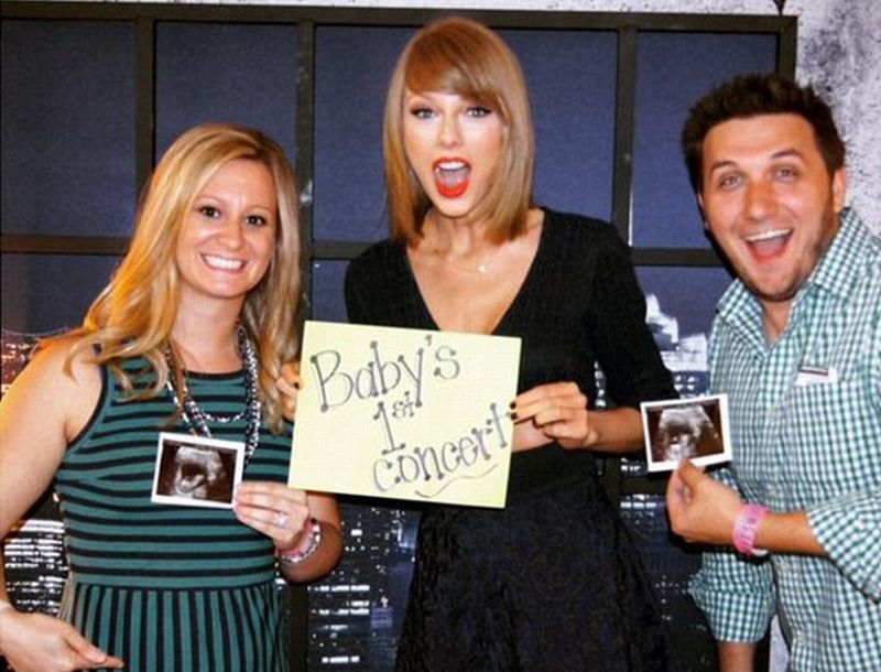 Taylor Swift: Βοήθησε ζευγάρι να ανακοινώσει την εγκυμοσύνη του Taylor Swift: Βοήθησε ζευγάρι να ανακοινώσει την εγκυμοσύνη του
