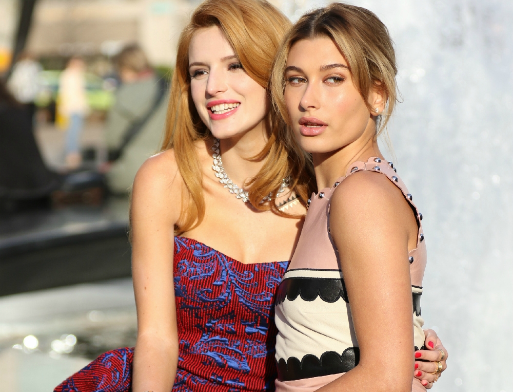 Bella Thorne- Hailey Baldwin: Δύο καλλονές τραβούν selfies στο κέντρο της Νέας Υόρκης Bella Thorne- Hailey Baldwin: Δύο καλλονές τραβούν selfies στο κέντρο της Νέας Υόρκης