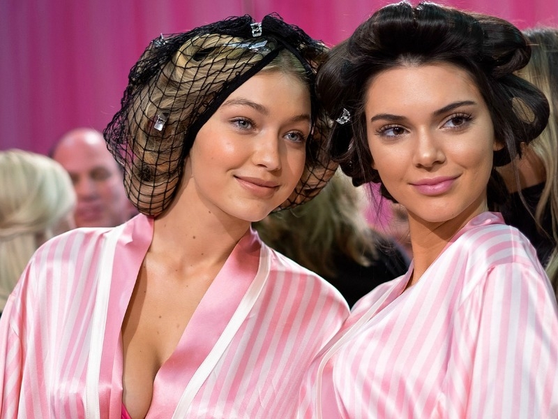 Όταν οι super sexy Kendall Jenner και Gigi Hadid κοιμήθηκαν μαζί (video) Όταν οι super sexy Kendall Jenner και Gigi Hadid κοιμήθηκαν μαζί (video)