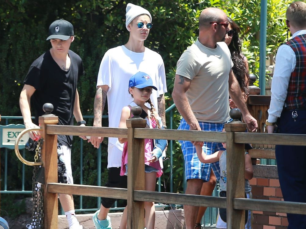 O Justin Bieber στην Disneyland με τα αδέρφια του O Justin Bieber στην Disneyland με τα αδέρφια του