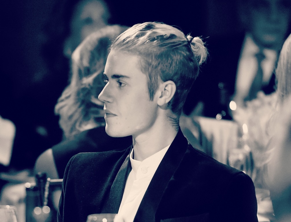 Ο Justin Bieber κάνει μόδα τα μωβ μαλλιά! Μας αρέσεις Justin! Ο Justin Bieber κάνει μόδα τα μωβ μαλλιά! Μας αρέσεις Justin!