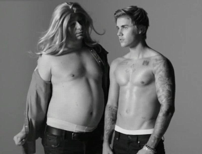 Justin Bieber: Δες το video που σατιρίζει τη διαφήμισή του για τα εσώρουχα CK Justin Bieber: Δες το video που σατιρίζει τη διαφήμισή του για τα εσώρουχα CK