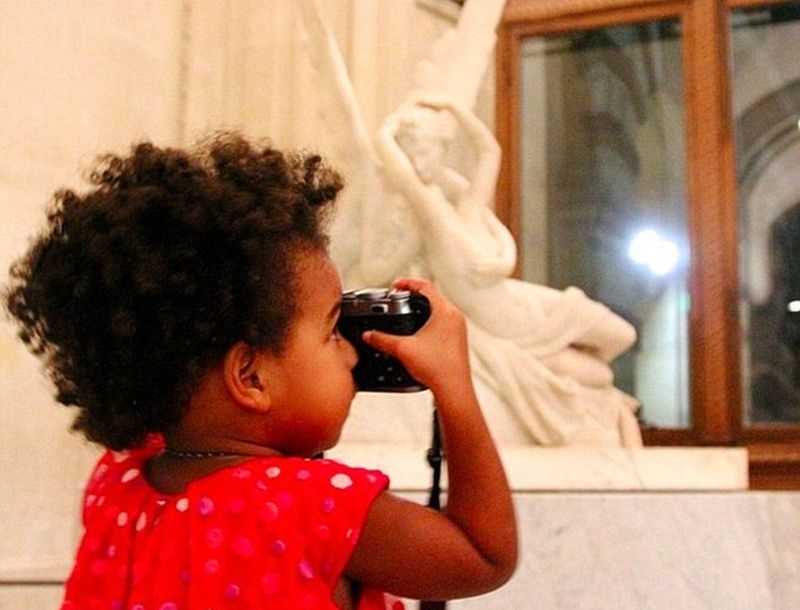 To μήλο έπεσε κάτω από τη μηλιά: Selfies και η Blue Ivy - Κεντρική Εικόνα To μήλο έπεσε κάτω από τη μηλιά: Selfies και η Blue Ivy - Κεντρική Εικόνα