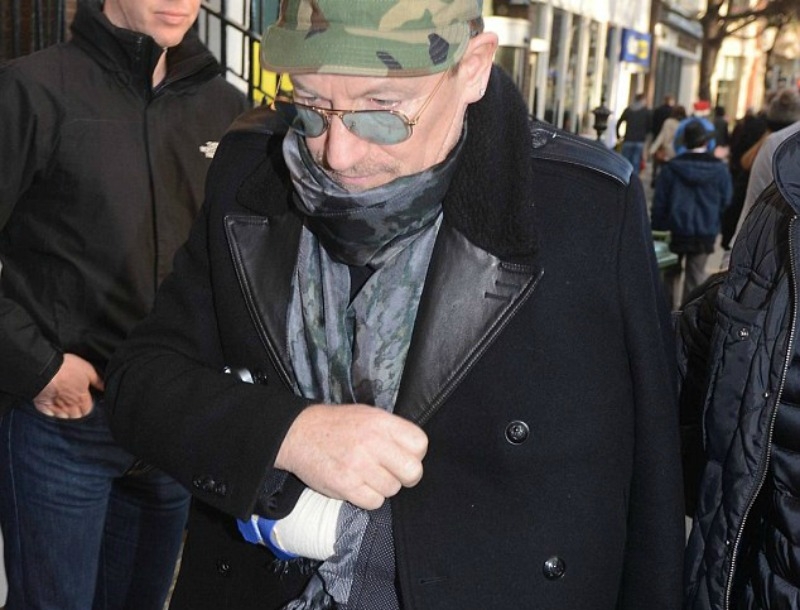 Ο Bono αποκαλύπτει ότι ίσως δεν μπορέσει να ξαναπαίξει κιθάρα ποτέ Ο Bono αποκαλύπτει ότι ίσως δεν μπορέσει να ξαναπαίξει κιθάρα ποτέ