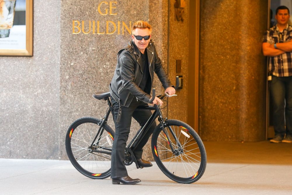 Bono: Ατρόμητος και ξανά σε ποδήλατο! Bono: Ατρόμητος και ξανά σε ποδήλατο!