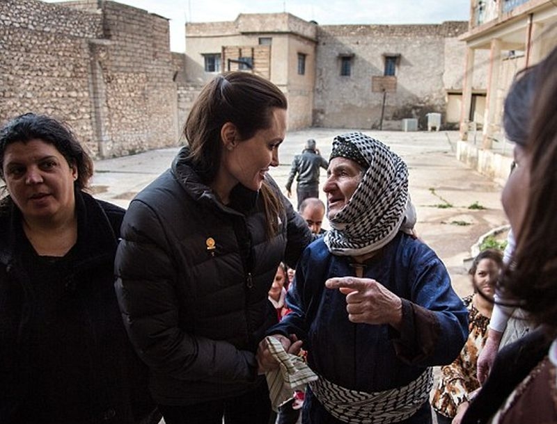Στο πλευρό των προσφύγων η Angelina Jolie Στο πλευρό των προσφύγων η Angelina Jolie