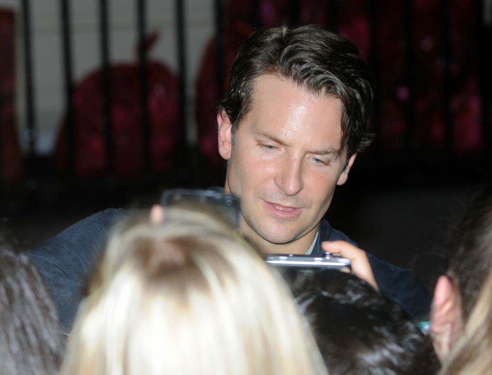 Bradley Cooper σε έπιασαν οι ντροπές; Αποχαιρετάει το Λονδίνο και κρύβεται Bradley Cooper σε έπιασαν οι ντροπές; Αποχαιρετάει το Λονδίνο και κρύβεται