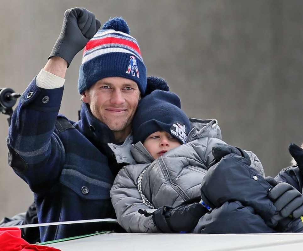 O Τom Brady πανηγυρίζει αγκαλιά με τον γιο του O Τom Brady πανηγυρίζει αγκαλιά με τον γιο του