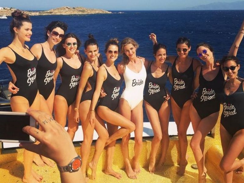 Τι κάνουν τόσοι πολλοί "άγγελοι" της Victoria's Secret στη Μύκονο; Τι κάνουν τόσοι πολλοί "άγγελοι" της Victoria's Secret στη Μύκονο;