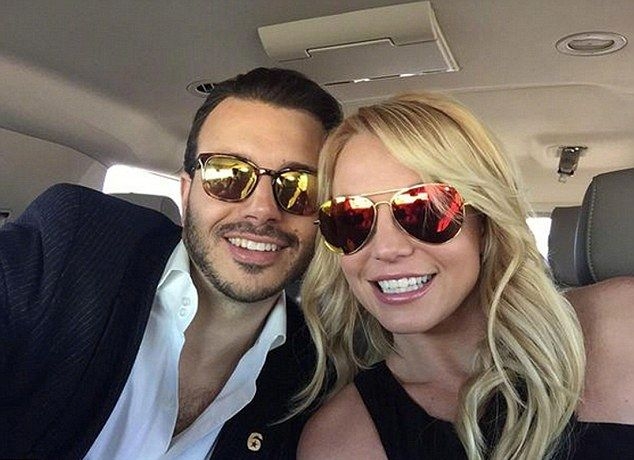 Britney Spears: Χώρισε με τον Charlie Ebersol Britney Spears: Χώρισε με τον Charlie Ebersol