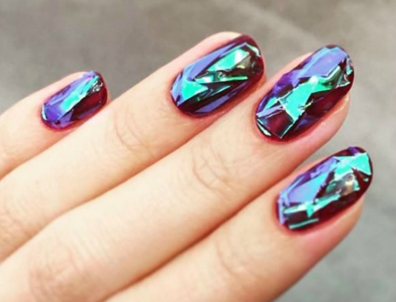 Το πιο fashionable μανικιούρ είναι εδώ! Δοκίμασε το broken glass Το πιο fashionable μανικιούρ είναι εδώ! Δοκίμασε το broken glass