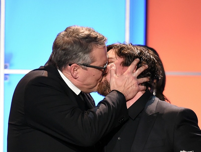 Christian Bale - Adam McKay: Όλοι μιλούν για τα φιλιά τους στα Critic s Choice Awards Christian Bale - Adam McKay: Όλοι μιλούν για τα φιλιά τους στα Critic s Choice Awards