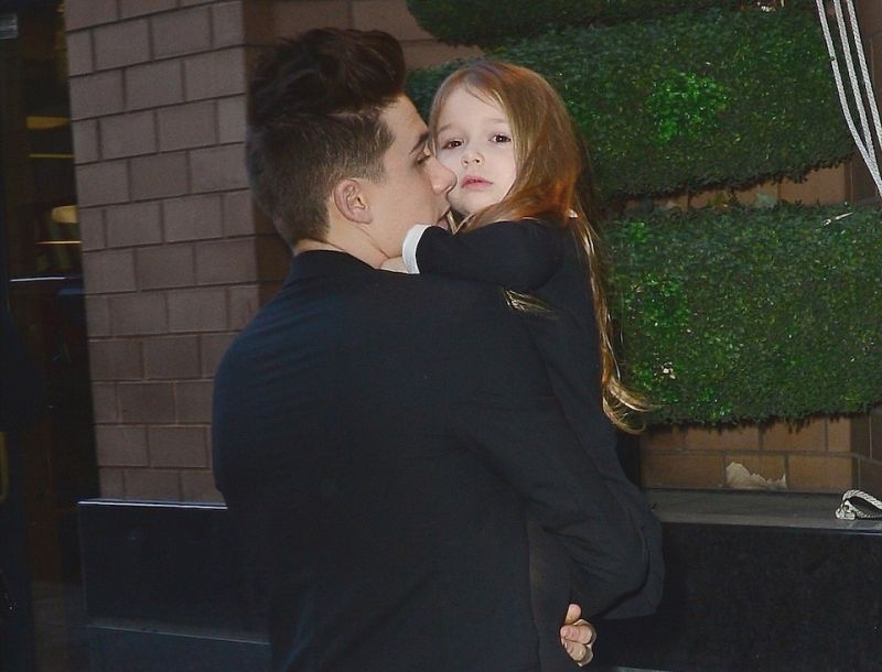 Brooklyn Beckham: Ο πιο στοργικός αδερφός; Δεν άφησε την Harper από την αγκαλιά του Brooklyn Beckham: Ο πιο στοργικός αδερφός; Δεν άφησε την Harper από την αγκαλιά του