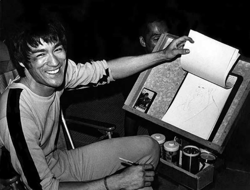 Bruce Lee: Με κουστούμι περνάει από δοκιμαστικό! Επικό και σπάνιο Bruce Lee: Με κουστούμι περνάει από δοκιμαστικό! Επικό και σπάνιο