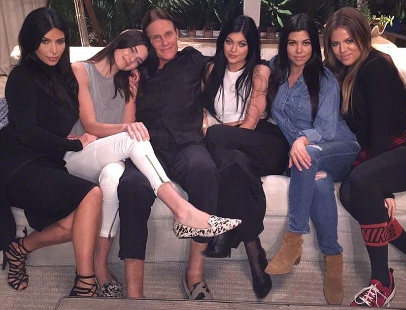 Bruce Jenner: Πως ανακοίνωσε ότι θα γίνει γυναίκα στις κόρες του Bruce Jenner: Πως ανακοίνωσε ότι θα γίνει γυναίκα στις κόρες του