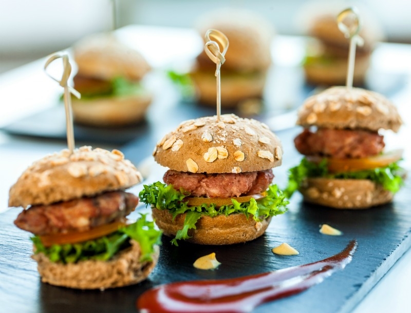 Hamburger με κεφτεδάκια γεμιστά με μοτσαρέλα Hamburger με κεφτεδάκια γεμιστά με μοτσαρέλα