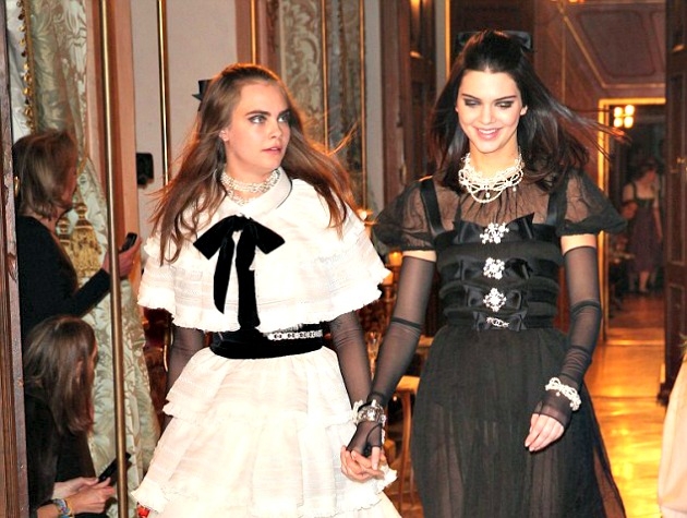 Αυτή η φωτογράφηση θα συζητηθεί: Η Kendall Jenner στην αγκαλιά της Cara Delevigne Αυτή η φωτογράφηση θα συζητηθεί: Η Kendall Jenner στην αγκαλιά της Cara Delevigne