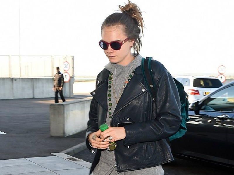 Cara Delevingne: Έκανε ανατρεπτική εμφάνιση στο αεροδρόμιο του Heathrow Cara Delevingne: Έκανε ανατρεπτική εμφάνιση στο αεροδρόμιο του Heathrow