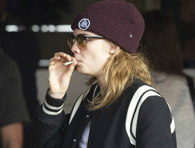 Cara Delevigne τι είναι αυτό που καπνίζεις; Cara Delevigne τι είναι αυτό που καπνίζεις;