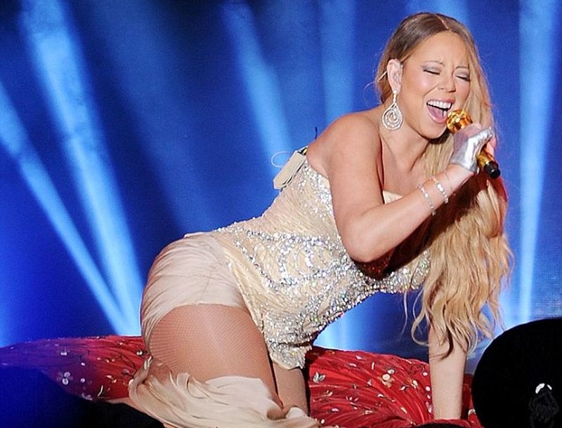 Η Mariah Carey πάχυνε και κόντυνε τη φούστα! Όλα στη φόρα... Η Mariah Carey πάχυνε και κόντυνε τη φούστα! Όλα στη φόρα...