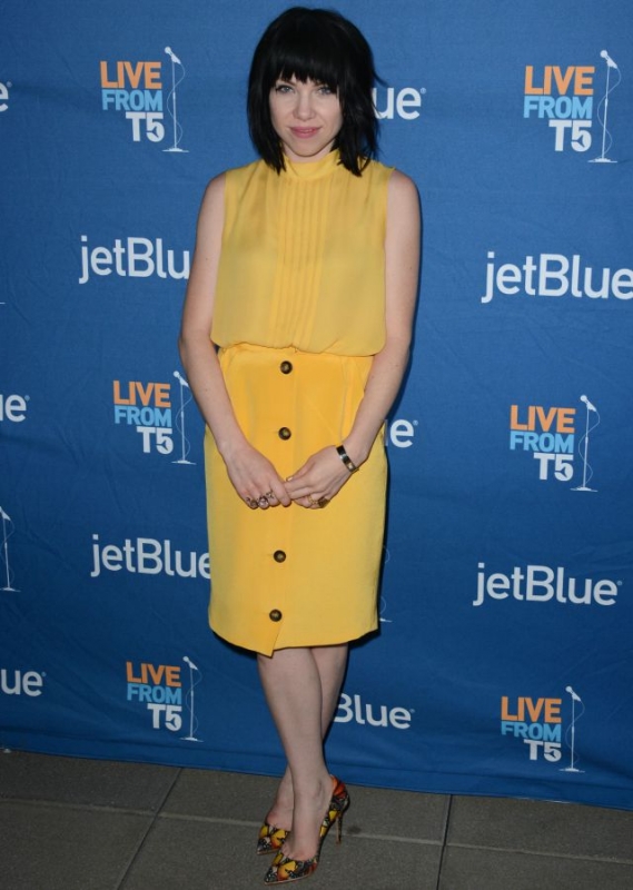Carly Rae Jepsen : Συνδυάζει το total κίτρινο look με floral γόβες και ξεχωρίζει Carly Rae Jepsen : Συνδυάζει το total κίτρινο look με floral γόβες και ξεχωρίζει