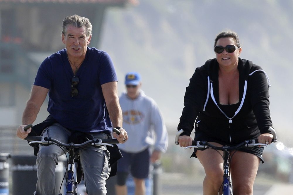James Bond με ποδήλατο! Η βόλτα του γοητευτικού Pierce Brosnan James Bond με ποδήλατο! Η βόλτα του γοητευτικού Pierce Brosnan