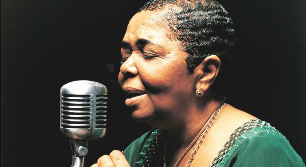 Cesária Évora: Η ξυπόλητη ντίβα της μουσικής-Όσα πρέπει να ξέρεις για τη ζωή της Cesária Évora: Η ξυπόλητη ντίβα της μουσικής-Όσα πρέπει να ξέρεις για τη ζωή της