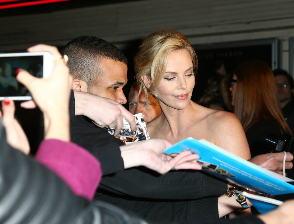 Charlize Theron: Όταν μια σταρ υπογράφει αυτόγραφα Charlize Theron: Όταν μια σταρ υπογράφει αυτόγραφα