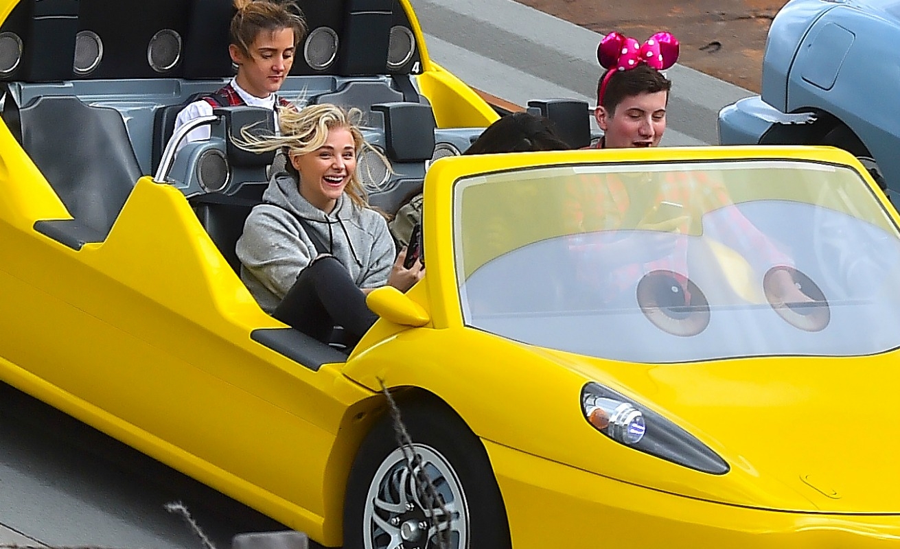 H Chloë Grace Moretz στην Disneyland H Chloë Grace Moretz στην Disneyland