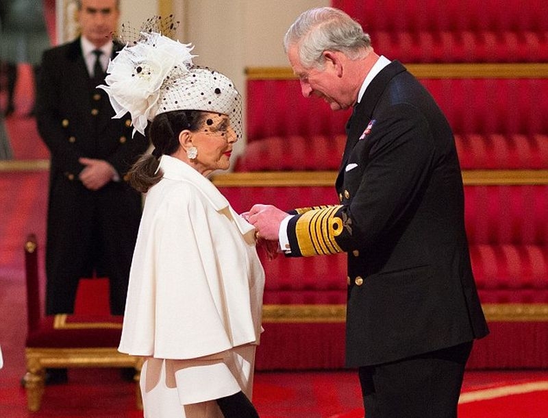 Joan Collins: Ανακηρύχτηκε Dame από το παλάτι του Buckingham Joan Collins: Ανακηρύχτηκε Dame από το παλάτι του Buckingham