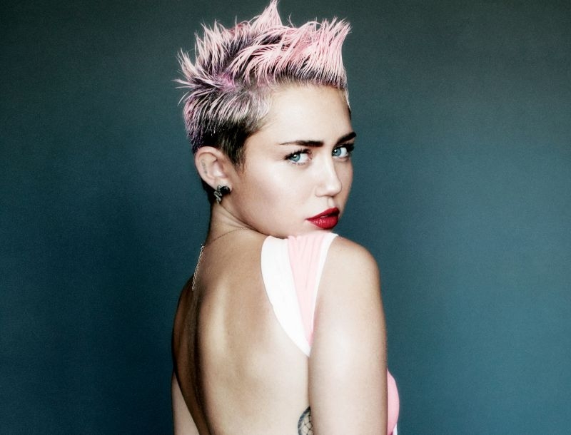 Η Miley Cyrus είναι ζευγάρι με τον γιο του Schwarzenegger; Η Miley Cyrus είναι ζευγάρι με τον γιο του Schwarzenegger;