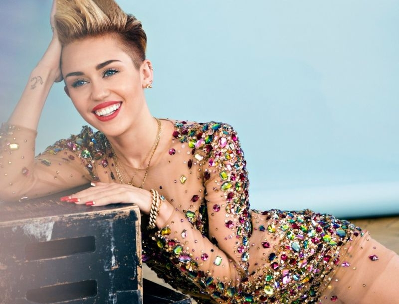 Η νέα sexy διαφήμιση της Miley Cyrus (video) Η νέα sexy διαφήμιση της Miley Cyrus (video)