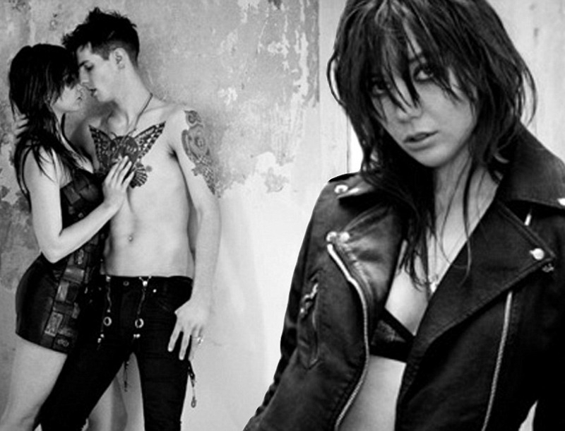 Η Daisy Lowe μιλάει στο τηλέφωνο φορώντας τα εσώρουχά της Η Daisy Lowe μιλάει στο τηλέφωνο φορώντας τα εσώρουχά της