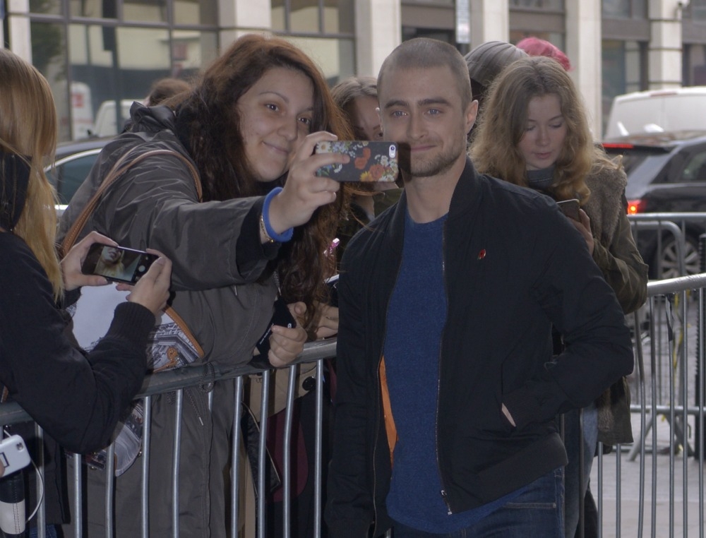 Harry Potter εσύ; Ο Daniel Radcliffe ξύρισε το μαλλί γουλί Harry Potter εσύ; Ο Daniel Radcliffe ξύρισε το μαλλί γουλί