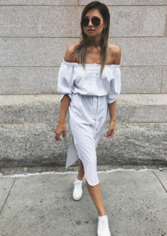 Street style : Δοκίμασε ριγέ off-shoulder φόρεμα σαν της Danielle Bernstein Street style : Δοκίμασε ριγέ off-shoulder φόρεμα σαν της Danielle Bernstein