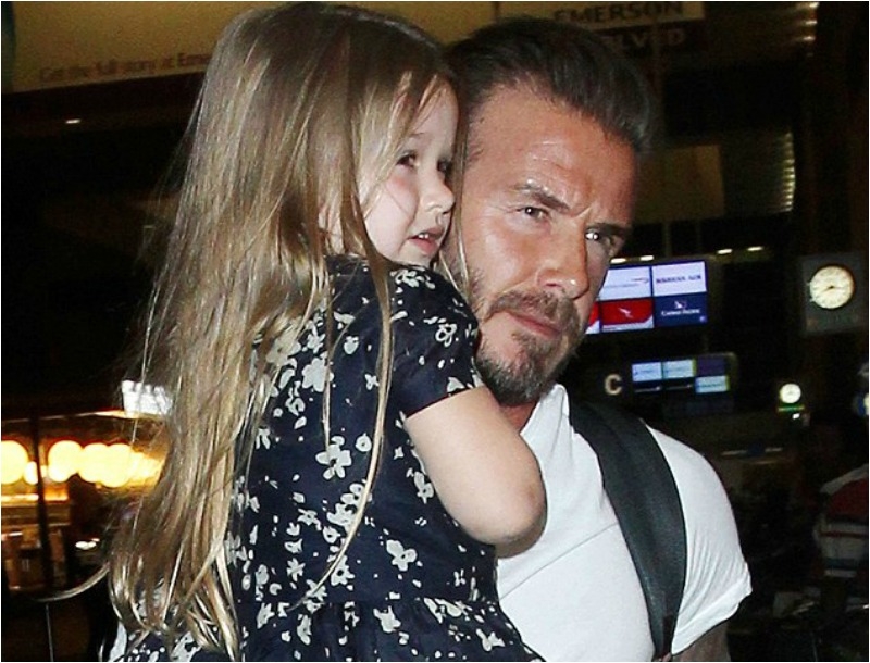 Η Harper Beckham κάνει (ένα ακόμα)τατουάζ στον μπαμπά της Η Harper Beckham κάνει (ένα ακόμα)τατουάζ στον μπαμπά της